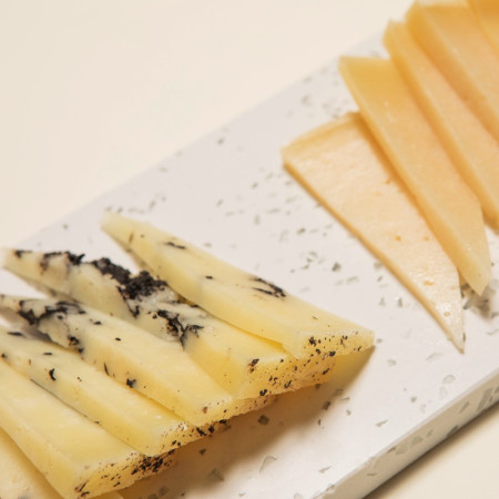 Cuña Queso 100% Oveja con Trufa 200 g aprox. VEGAMAR Estuchado