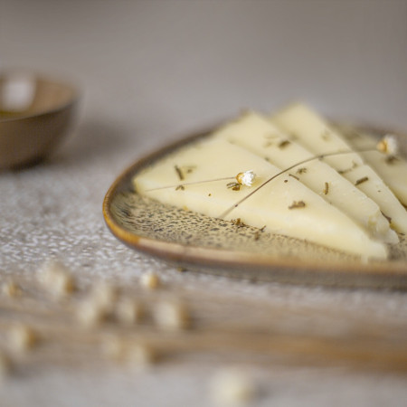 Cuña 200 g aprox. Queso 100% Oveja con Romero VEGAMAR Estuchado