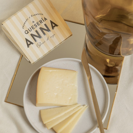 Cuña Queso 100% Oveja Leche Cruda Ahumado 225 g aprox. QUESERÍA DE ANNA Estuchado
